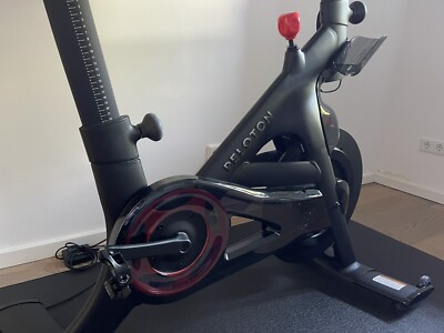 Hometrainer Peloton Bike+ mit Herzfrequenzmessgerät und Bike Matte