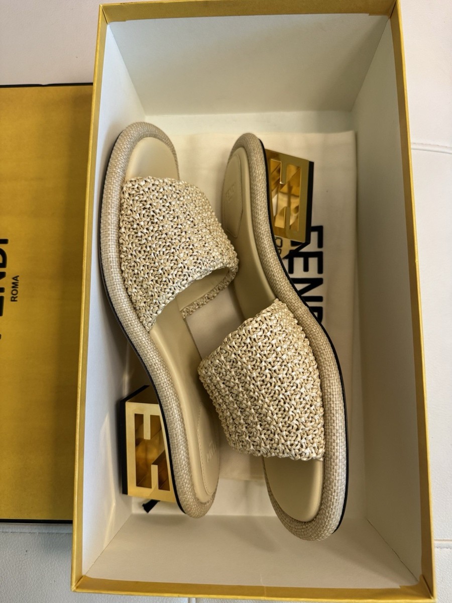 サンダル・ミュール FENDI SS25 'Baguette' slides (8R8136AQY2 F1STQ) 8R8136AQY2F1MXM_01?wid=2000&
