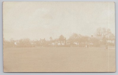 Village Green View Cricket Ground (?) Häuser Ländliche Landschaft RPPC Echtfoto