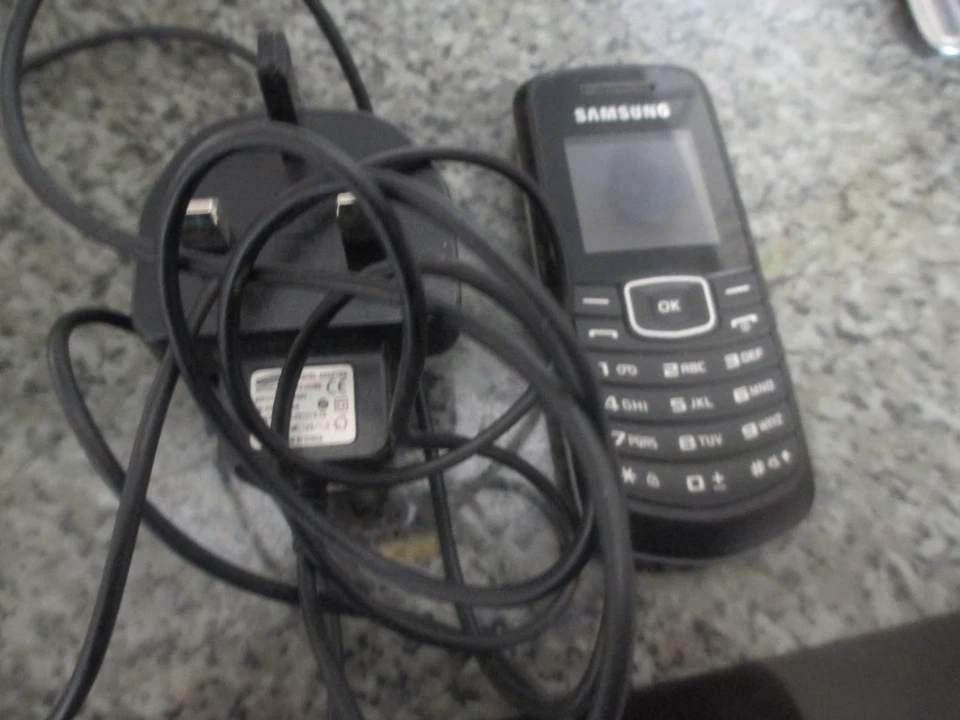 Samsung GT E1080i - Black (Unlocked) Mobile Phone