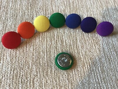 7 Knöpfe Regenbogen Polycotton Stoff bezogen 30 L/19 mm Schlaufe hinten