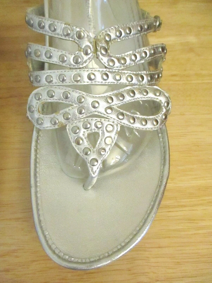 Sandalias de tanga B.Makowsky BM Joni para mujer, plateadas, con tachuelas, cuña, deslizables talla 10 Foto 2 de 4