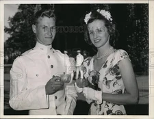 1944 Press Photo Elizabeth Bradley poses with her fiance Cadet Henry Beukema