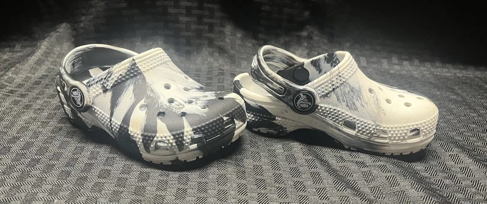Zueco Crocs Kids clásico jaspeado blanco y negro - 7 Foto 3 de 4