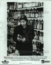 1997 Press Photo Actor Richard Lewis in "Drunks" Movie Scene - sap19584