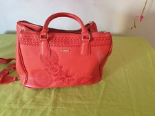 Desigual Borsa donna a mano con tracolla, due cerniere esterne e una interna.