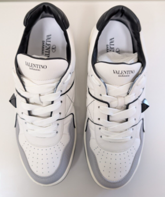 スニーカー VALENTINO White Black One Stud Sneakers S0E71 NWN 0N2 One Stud Low-top Nappa Sneaker for Man in White/ Black