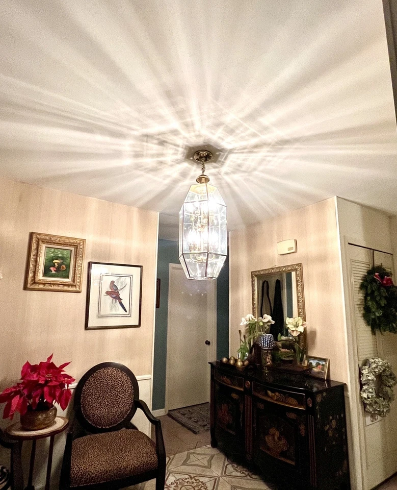 Impresionante araña de 2 niveles de latón pulido y paneles de vidrio biselado multifacéticos Foto 2 de 4