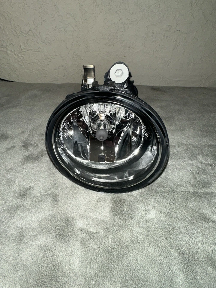 TYC Fog Light Right For BMW X1 X2 X3 X4 X5 X6 F15 F16 F25 F26 F39 F48 M 7238788 - Image 2 of 4