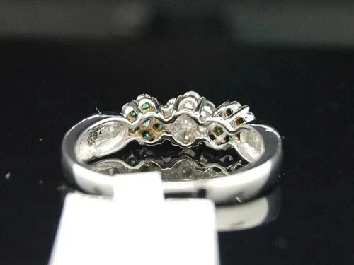 Alianza de boda con flor de topacio simulado de corte redondo de 2 quilates enchapado en oro blanco de 14 k Foto 3 de 4