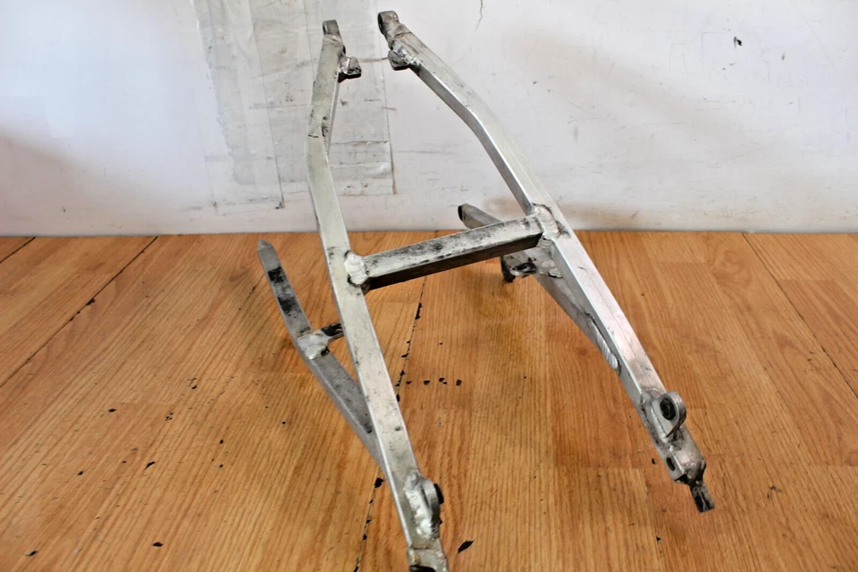 2004 年本田 CRF450R 后副车架 — 第 3/4 张图片