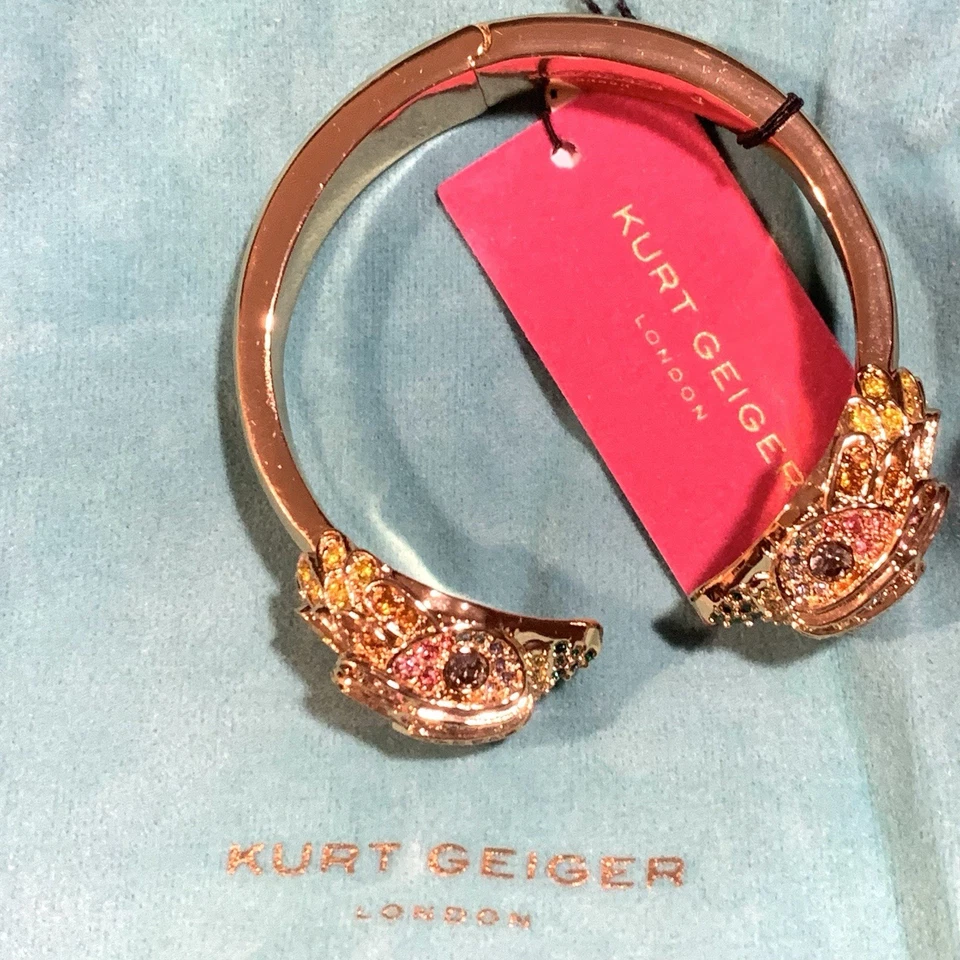 Brazalete de oro con bisagras cabeza de águila firma multi cristal Kurt Geiger London Foto 2 de 4