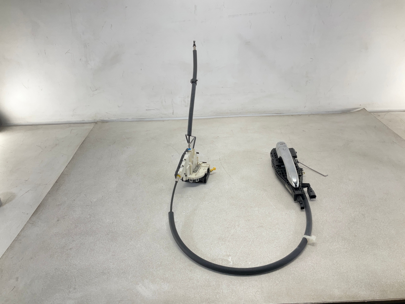 17-20 MASERATI Levante Exterior Front Left Driver Door Handle W/ Actuator