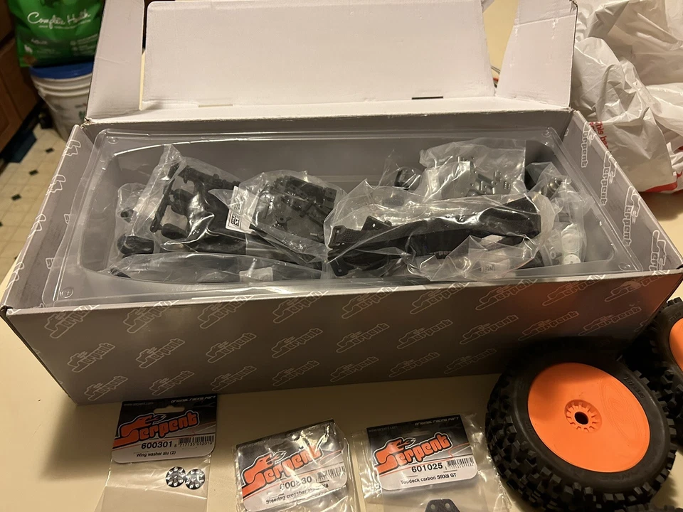 Serpent SRX8 Truggy-E 1/8 4x4 EP - SER600064 con kit de actualización, neumáticos y llantas. Foto 2 de 4