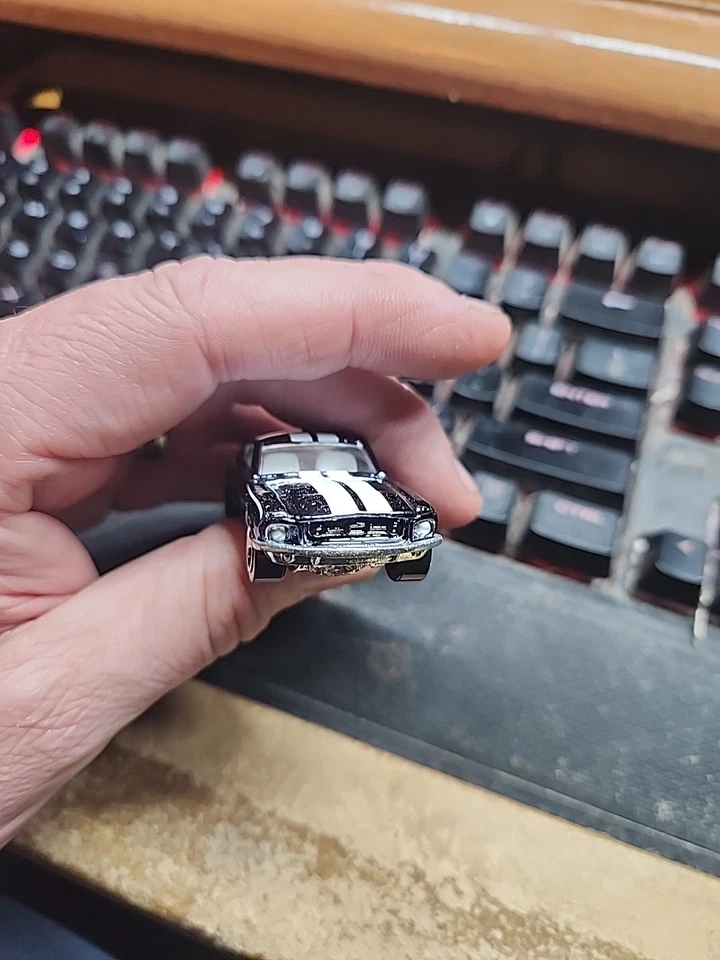 Coche diecast suelto Hot Wheels Classics 1968 Mustang Series azul oscuro Spectraflame Foto 3 de 4