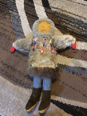Handgefertigte Inuit oder Eskimopuppe