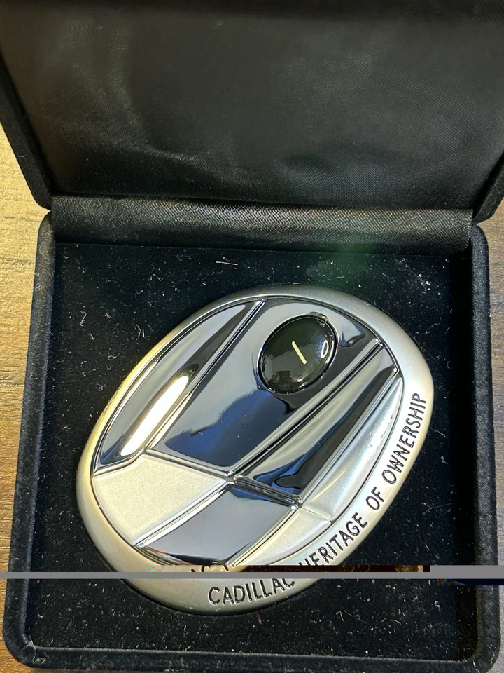 Cadillac Heritage of Ownership Grill Medallion con caja original Foto 4 de 4
