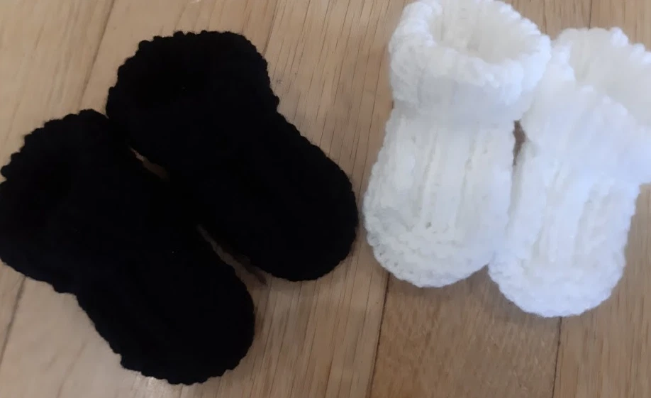 2er Set Babyschuhe Erstlingsschuhe gestrickt  weiß und schwarz 0-3 Monate - Bild 1 von 1