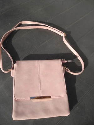SAC BANDOULIÈRE OU MAIN L20XH22 TBE - Photo 1/3