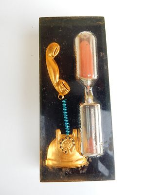 20. Jh. Plexiglasblock mit Telefon und Sanduhr integriert meist ausgefallen 