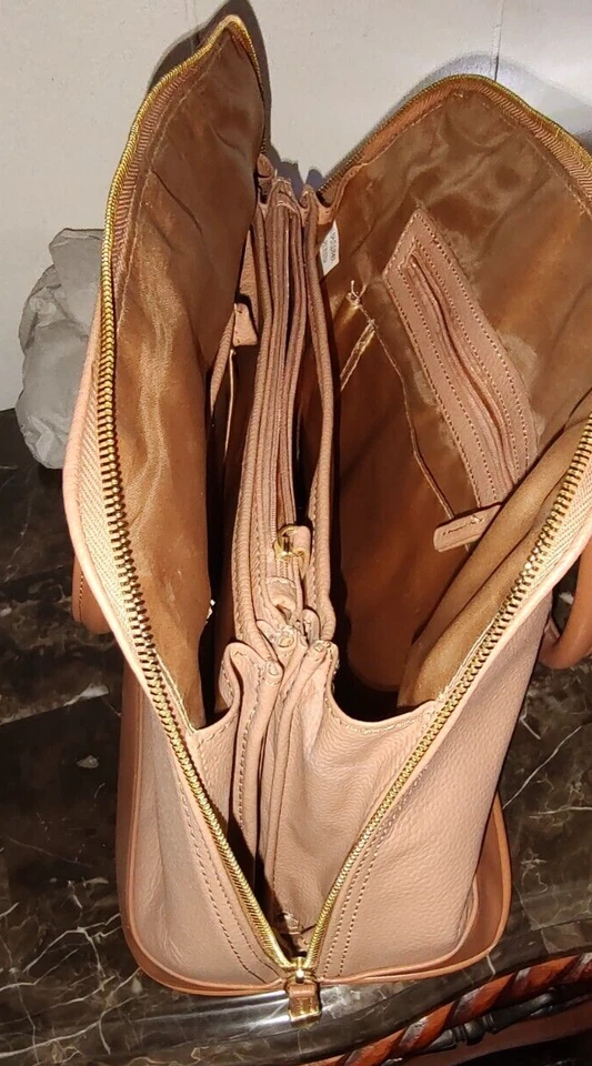 Cartera Joy & Iman color tostado con acento de cadena y reloj Foto 3 de 4