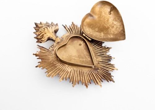 Sacred Heart, Metal Milagro, Heart Box, Ex Voto, Prayer Holder (Antique Gold) - Picture 3 of 4