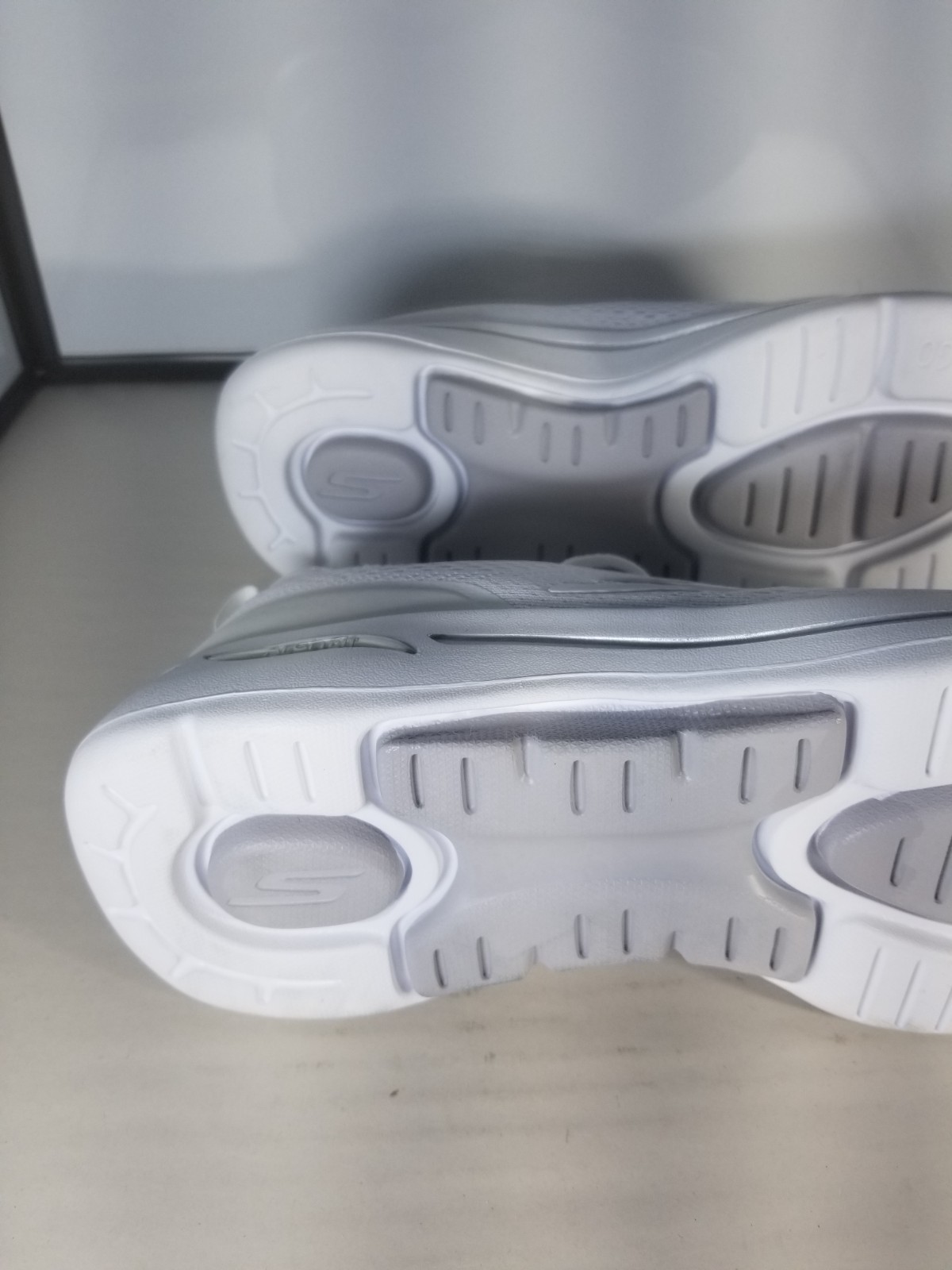 Skechers Women's Go Walk Arch Fit-Motion Breeze Sneaker Size 9 NWOB