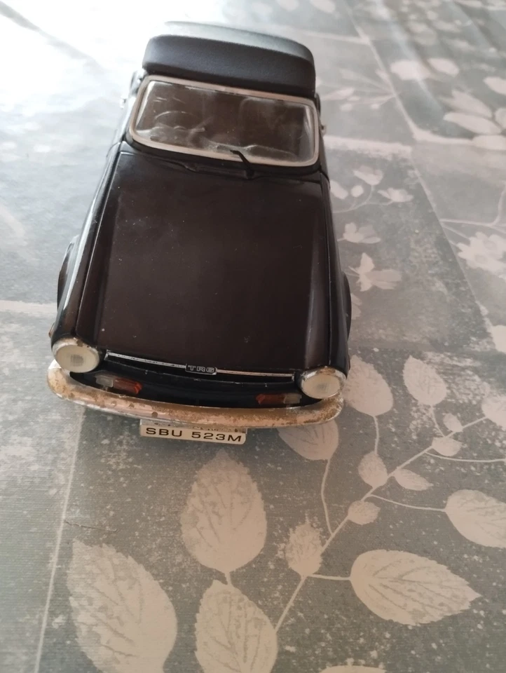  Triumph Tr6 Modellauto (vermutlich 1:18)  von 1974 in schwarz - Bild 2 von 4