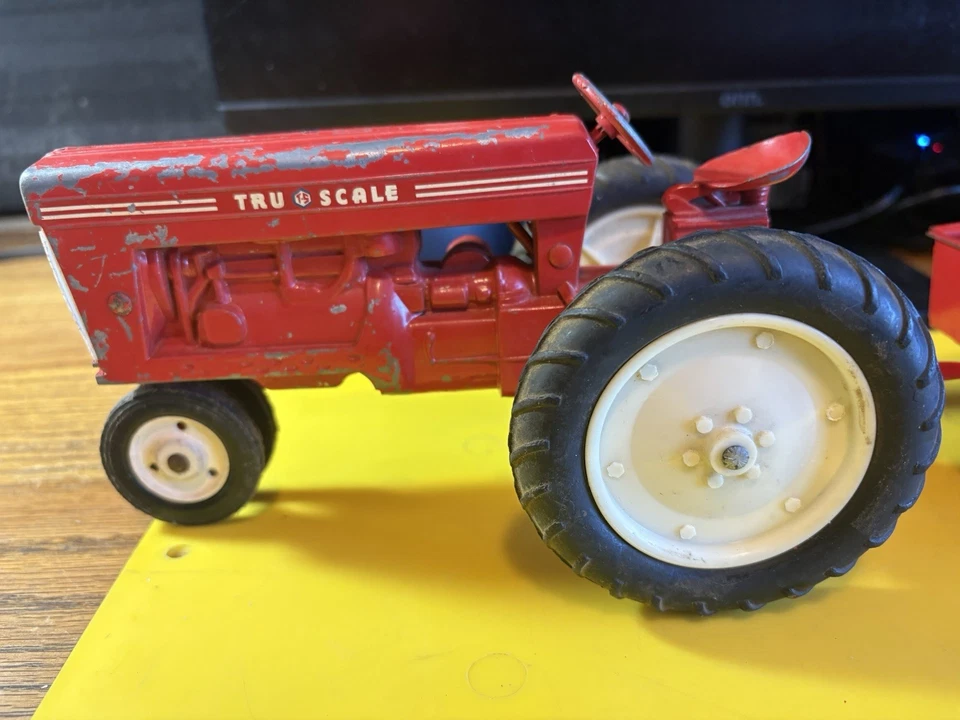 Винтажный 1960-е Tru-Scale 1:16 Красный Игрушечный Трактор + Универсальный Прицеп Хорошее Оригинальное Состояние - Изображение 2 из 4