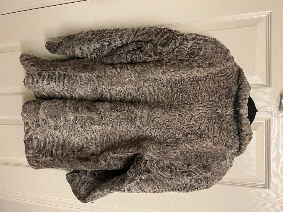 Abrigo de piel de cordero Karakul color plata para mujer hasta la cintura "48" Foto 2 de 4