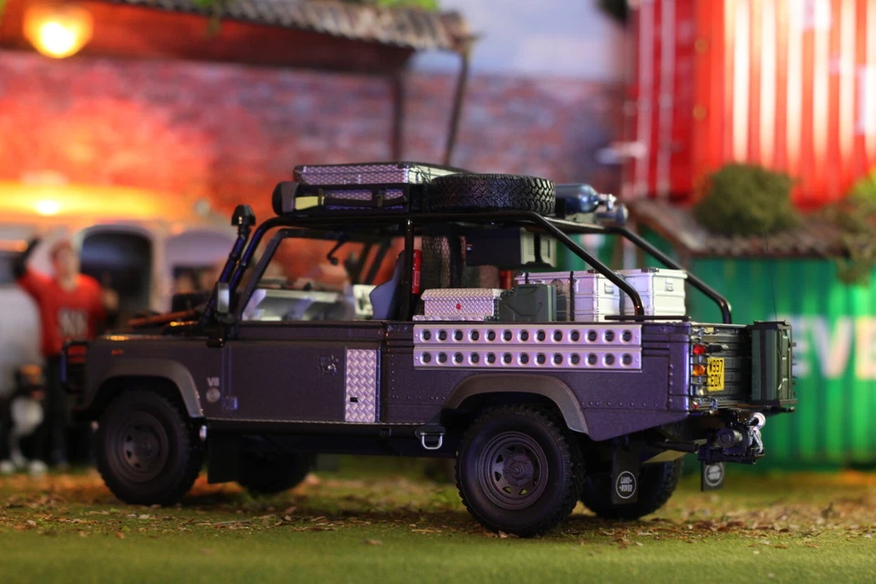 LAND ROVER DEFENDER TOMB RAIDER KYOSHO 1:18 Resin, Mint , with Box,New - Imagen 4 de 4