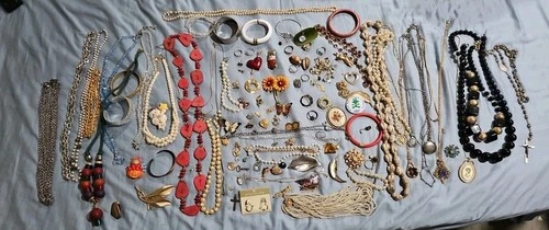 Huge Vintage Estate Costume Jewelry Lot 100 Plus Pieces Brooches Pendants More