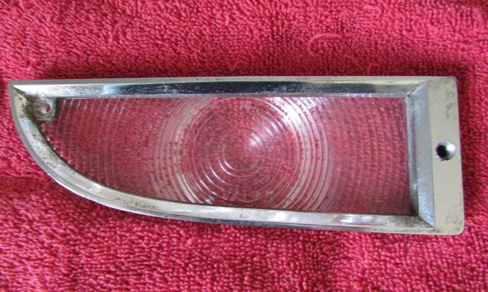 Plymouth Valiant 1960, Front Parking Light Bezels and Lenses. Good condition. - Imagem 3 de 4