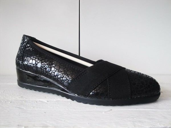 Zapatos de piel de cabra en negro con cuña y con elásticos  ancho especial