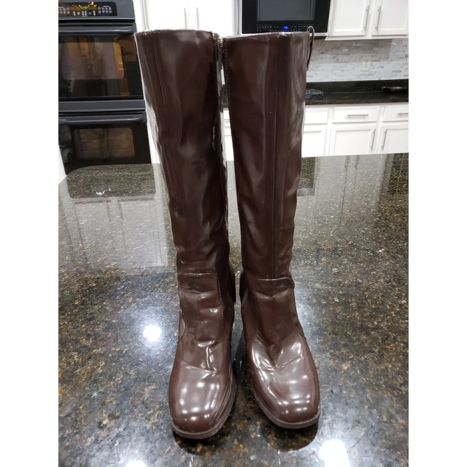 Botas hasta la rodilla Leila Stone para mujer 8 charol marrón punta redonda cremallera lateral Foto 2 de 4