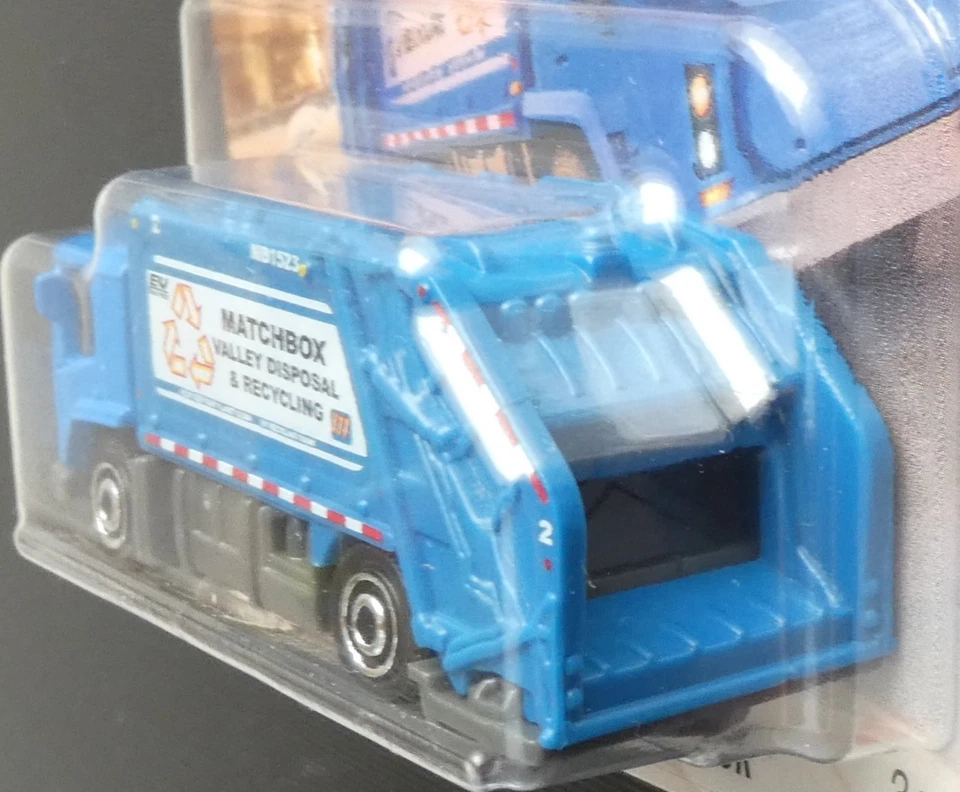 +++ NEU - MATCHBOX 62/125 - MBX EV Trash Truck / Müllauto (blau) +++ - Bild 3 von 4