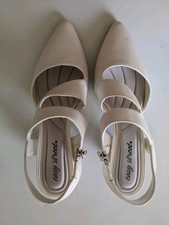 Easy Street Ivory Cutout Slingback Block Heels Pointed Toe 8N Narrow