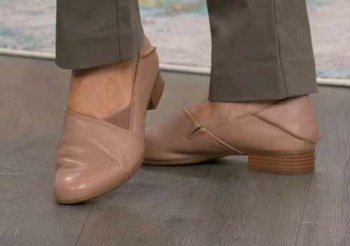 Mocasines sin cordones Clarks Collection Juliet Trim de cuero cómodos beige EE. UU. 8 UE 39 W - Imagen 7 de 15
