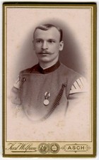 Portrait - Soldat Auszeichnung und Schwalbenestern