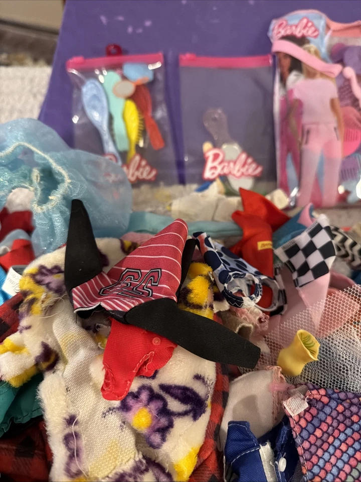 Lote De Ropa Y Accesorios Barbie Y Ken Algunos De Colección 30 Más Artículos Foto 4 de 4