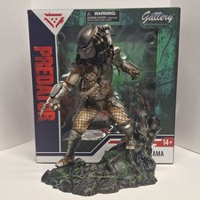 Diamond Select Toys Masked Predator PVC Statue Diorama Science Fiction & Horror