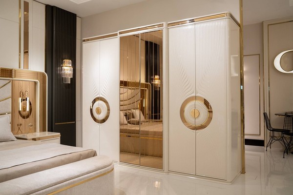 Beiger Holz-Kleiderschrank Im Eleganten Stil Mit GroßZüGigem Stauraum-image