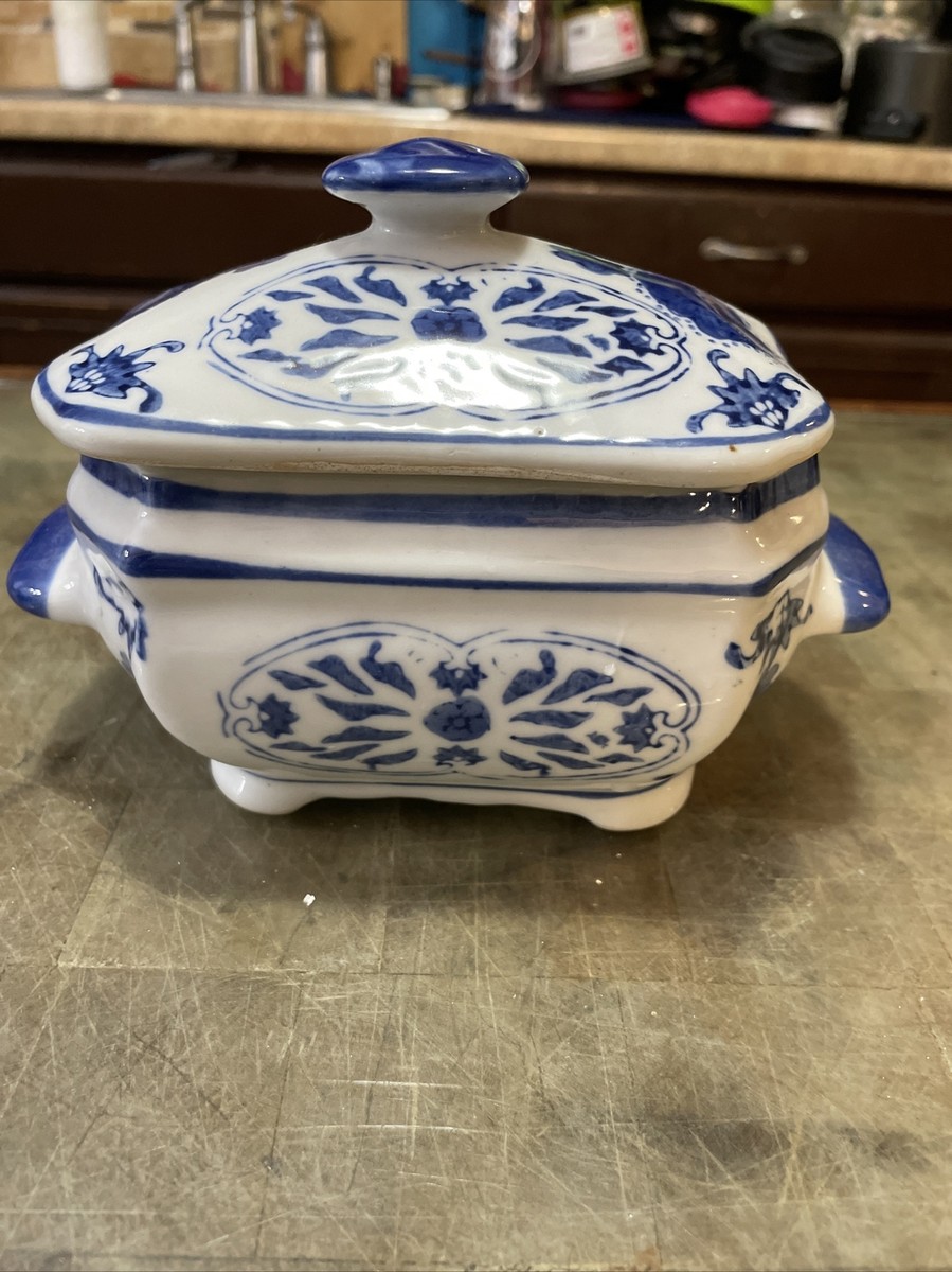 A Chinese Export Blue and White Nanking Porcelain Square Bowl A Chinese Export Blue and White Nanking Porcelain Square Bowl