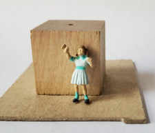 Arttista #1429 - Niña comprando helado - Figura escala O - Maqueta trenes