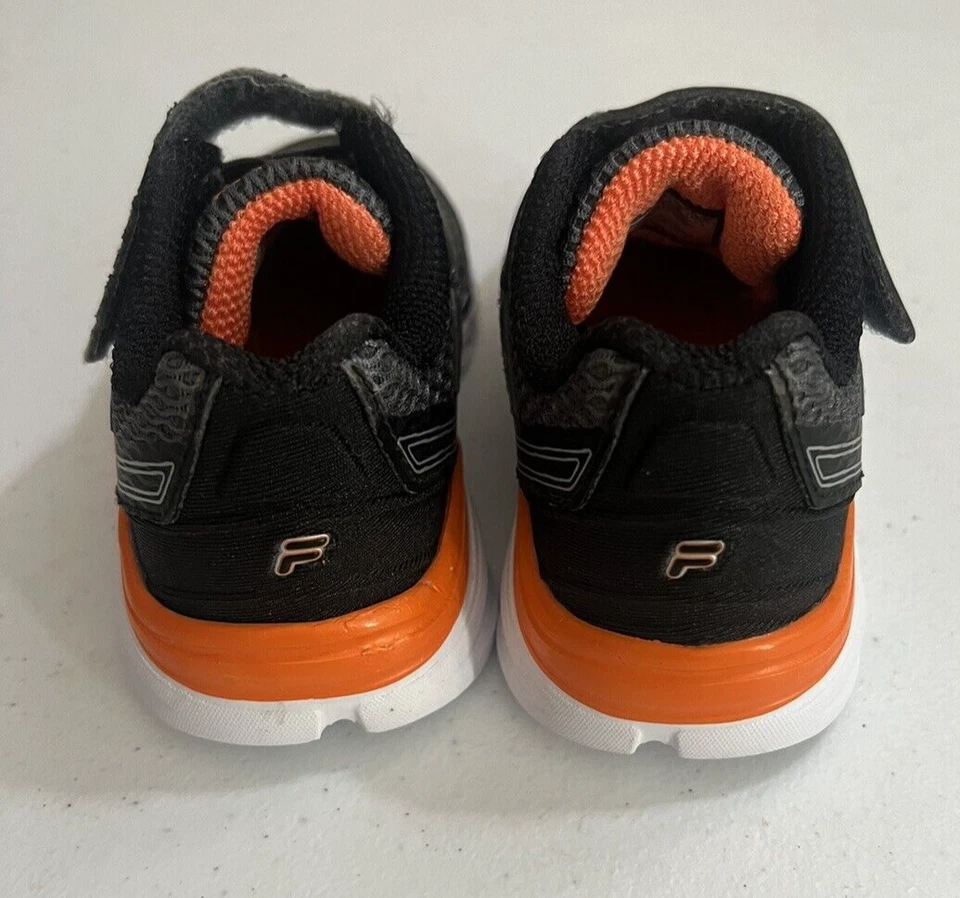 Zapatos FILA para niños pequeños/infantes grises, negros con detalles naranjas talla 6 (A3) Foto 4 de 4