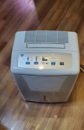 GE Dehumidifier ADEL30LRQ2 White 30 Pints Rarely Used Great Condition