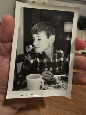 Vintage Photo Snapshot Boy Feeding His Bird Spaghetti Strange (F10)