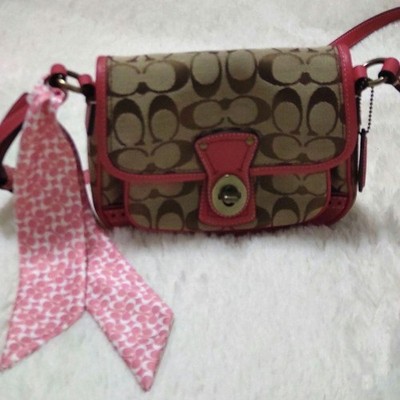 COACH Signature Y2K Mini Schultertasche Pink Drehverschluss Schal Goldfarben ...