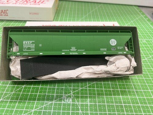 Kit de tolva cubierta de flujo central Accurail 3345 HO ACF BNSF 3 bahías CVD nuevo en caja | Zustand: New