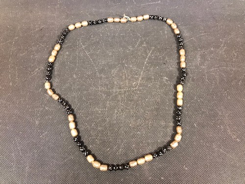 Collier YSL vintage doré à détails bordeaux, parfait (57) (D'occasion Collier YSL vintage doré à détails bordeaux, parfait (57) (D'occasion